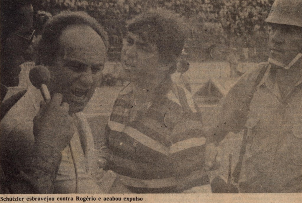 Em 1985, no Scarpeli - Figueira 0x1 JEC - Waldomiro entra em campo para protestar contra a arbitragem.